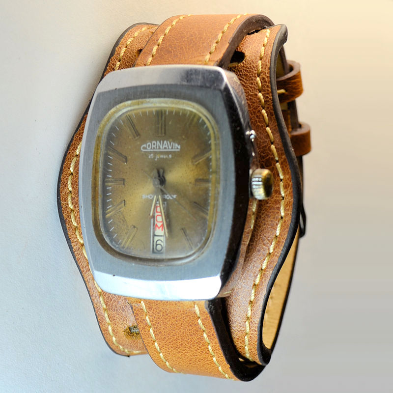 Фото часов Слава СССР 2428 бежевый циферблат хром вертикальная дата