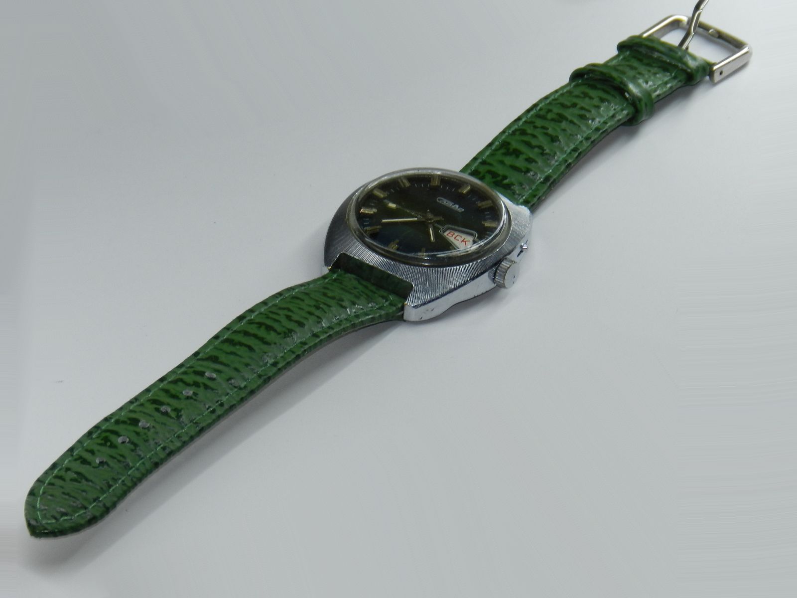 Зеленые часы Слава с ремешком фото